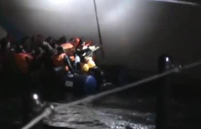 Grčka obalna straža namjerno probušila brod s izbjeglicama