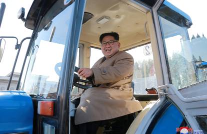 Oduševili ga: Osim raketa, Kim ima još jednu strast - traktore!
