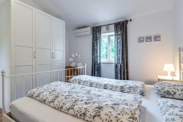 FOTO Pogledajte šarmantnu vilu u Labinu. Košta manje od pola milijuna eura, a ima i bazen