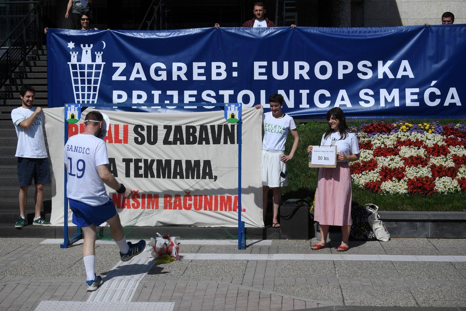 Zagreb: Zelena akcija odrÅ¾ala prosvjedni performans ispred gradskog poglavarstva