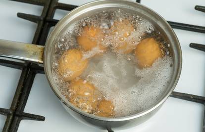 Kako se kuhaju jaja - u hladnoj ili pak vrućoj vodi? Evo što kažu i profesionalni kuhari