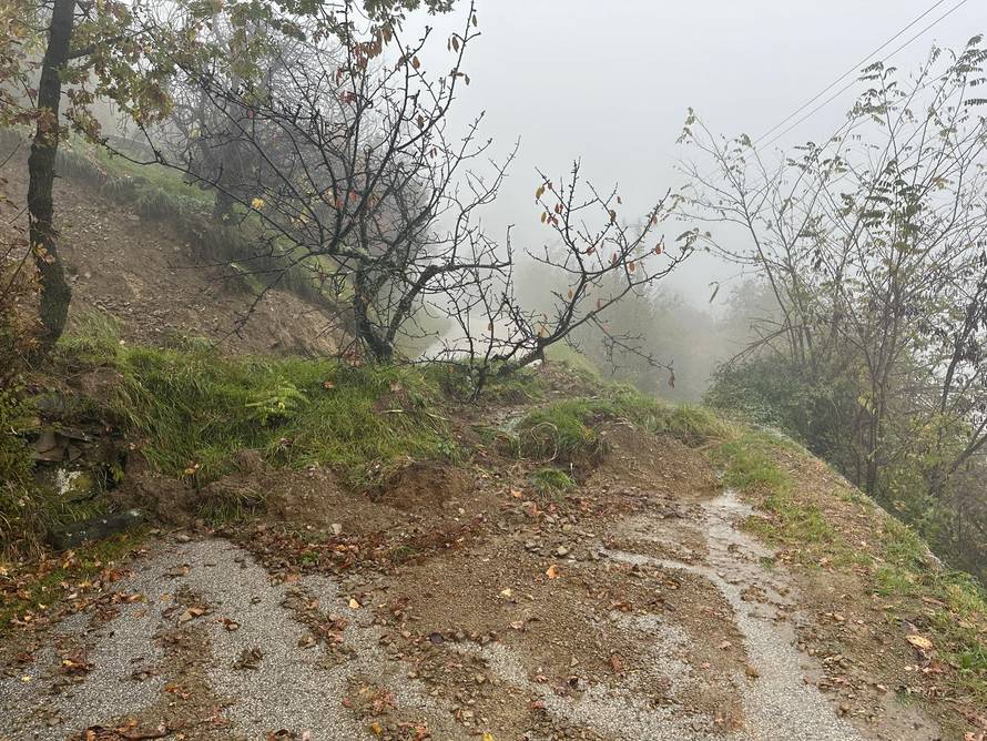 Nevrijeme u Sloveniji. Nestale cijele ceste, uništen most. Stotine ljudi ostalo bez struje