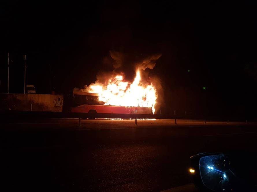 Strašna buktinja u Rijeci: Na vijaduktu planuo gradski bus