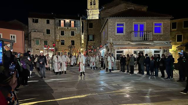 Na Hvaru tradicionalno krenula procesija 'Za Križen': Lista križonoša popunjena do 2034.