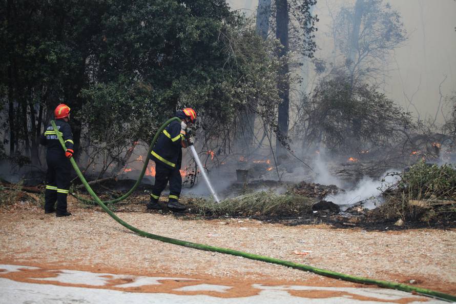 VIDEO Požar u Puli je pod nadzorom: Izgorjelo 40 hektara, uspjeli obraniti kuće