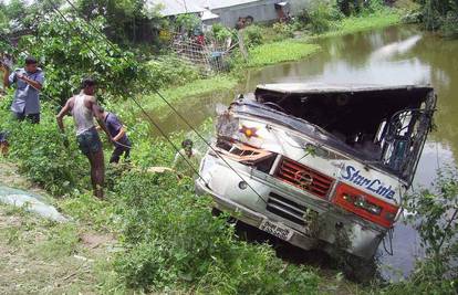Bangladeš: Autobus sletio s ceste, poginulo 18 ljudi