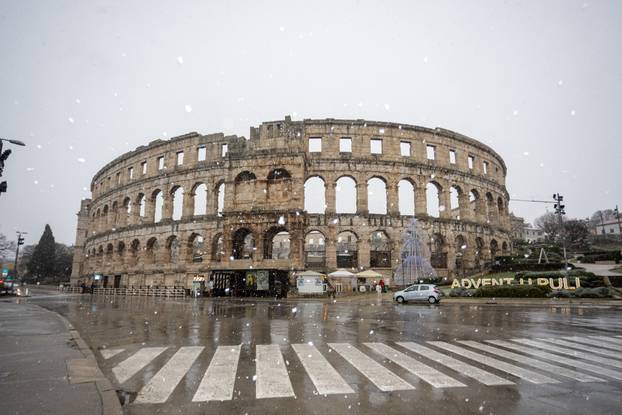 U Puli od ranog jutra pada gusti snijeg
