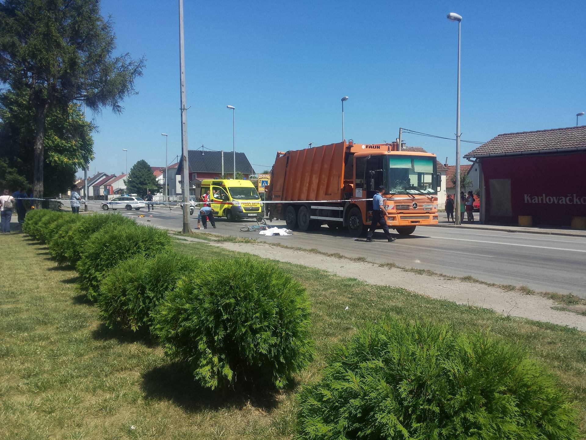 Preminuo na mjestu: Biciklist u Vinkovcima izletio pred kamion