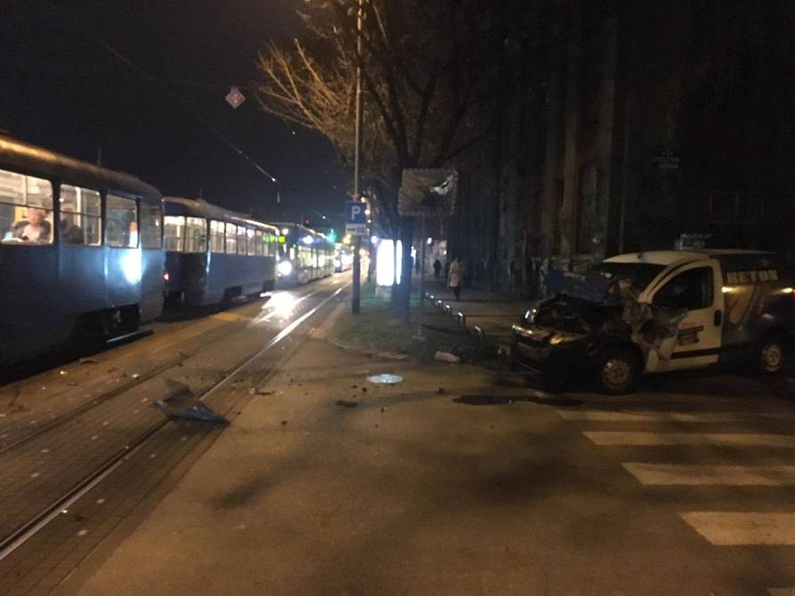 Sudarili se tramvaj i dostavno vozilo: 'Putnici su padali...'