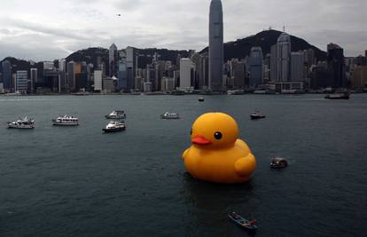 Divovska žuta patkica putuje svijetom i posjećuje gradove
