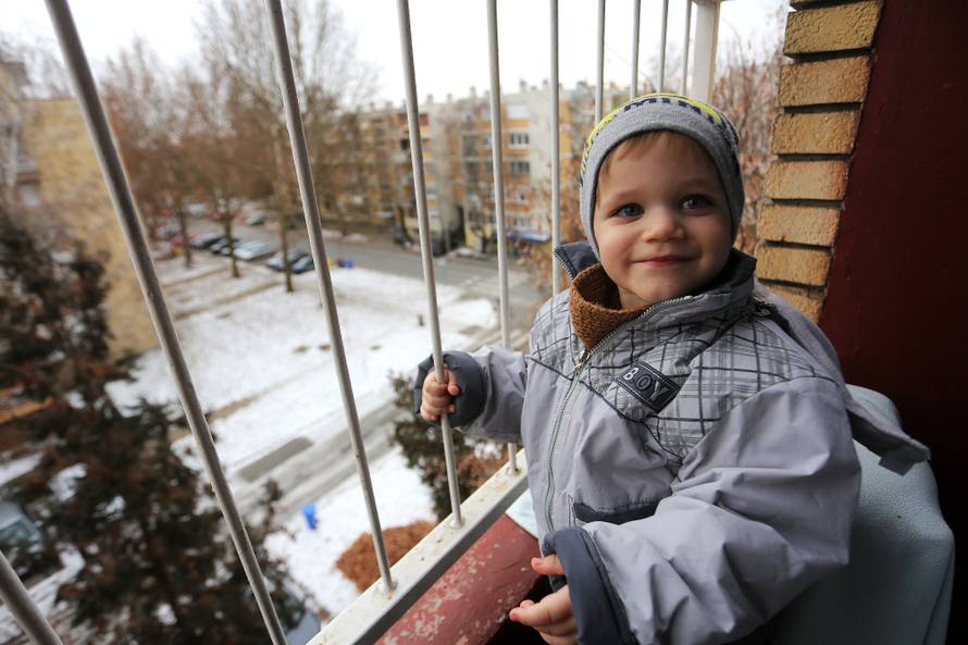 "Moj sin ima staklene kosti, ako padne sav će se polomiti"