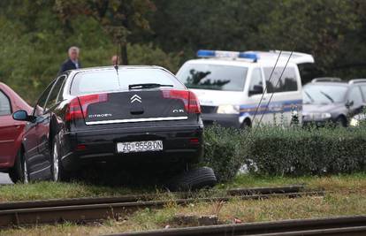 Auto nakon sudara završio na tračnicama u Držićevoj