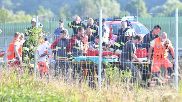 Teška nesreća na A4: Sletio autobus, hitna i policija odnose ranjene putnike