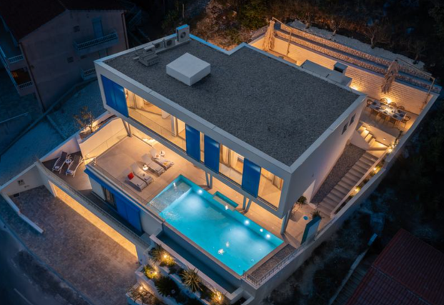 FOTO Luksuz na razini: Nova i moderna vila s infinity bazenom mami poglede u Omišu