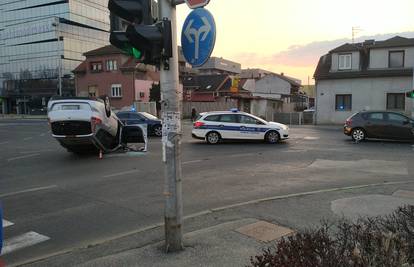VIDEO Auto se prevrnuo na krov u Zagrebu: 'Stvorila se kolona'