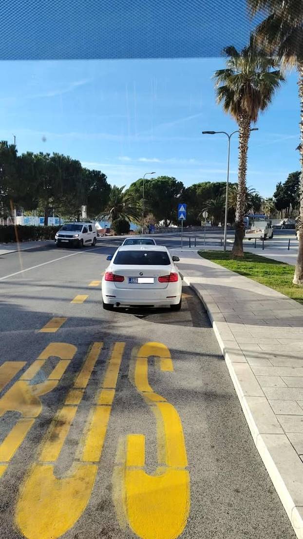 FOTO Tko to tamo pjeva, ups... parkira. Ovako to Hrvati rade, neki uzmu mjesto i invalidima...