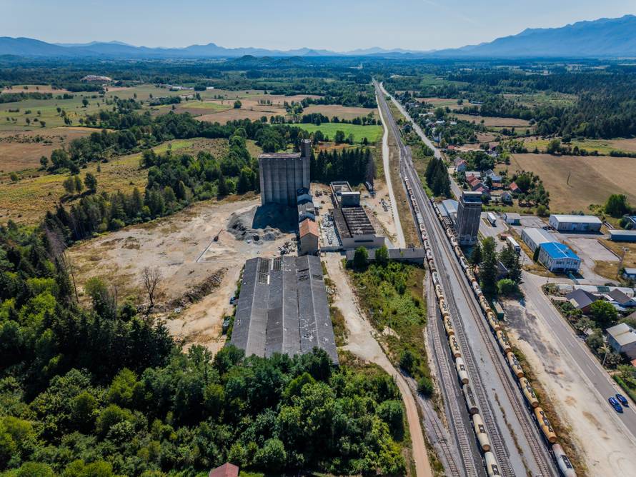 Fotografije iz zraka ilegalnog odlagališta otpada u Gospiću
