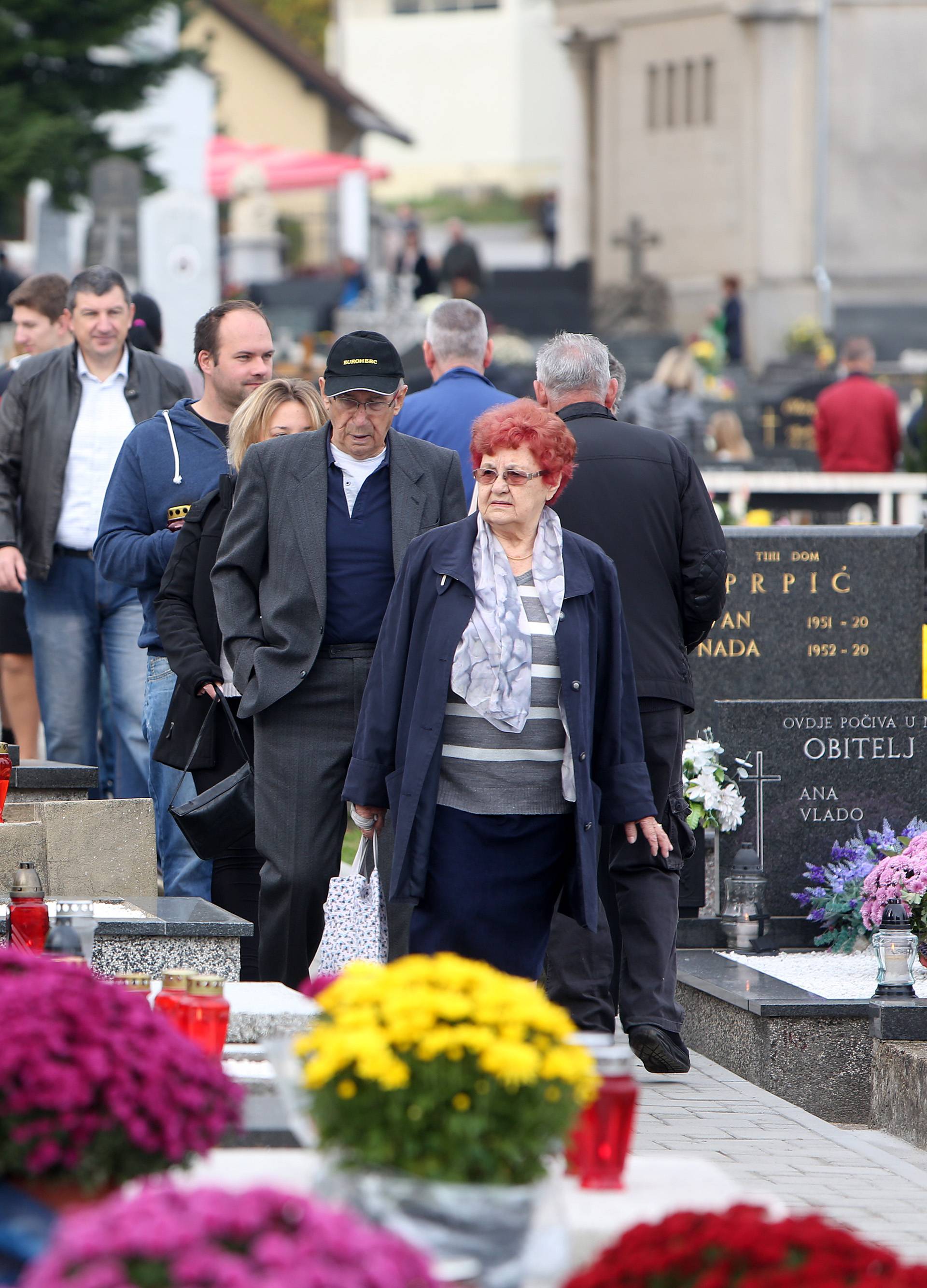 Karlovac: GraÄani obiÅ¡li groblje na blagdan Svih svetih