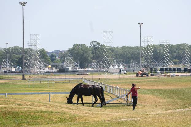 Zagreb: Radovi na izgradnji pozornice za koncert Marka Perkovića Thompsona