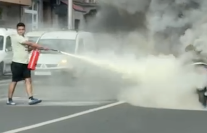 VIDEO Zapalio se motocikl na Trešnjevci: 'Samo je odjednom planuo, sve je bilo puno dima'