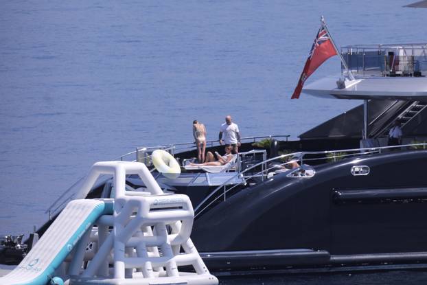 Obiteljski odmor slavnog podcastera na Braču: Joe Rogan uživa na superjahti, kupa se i skače u more