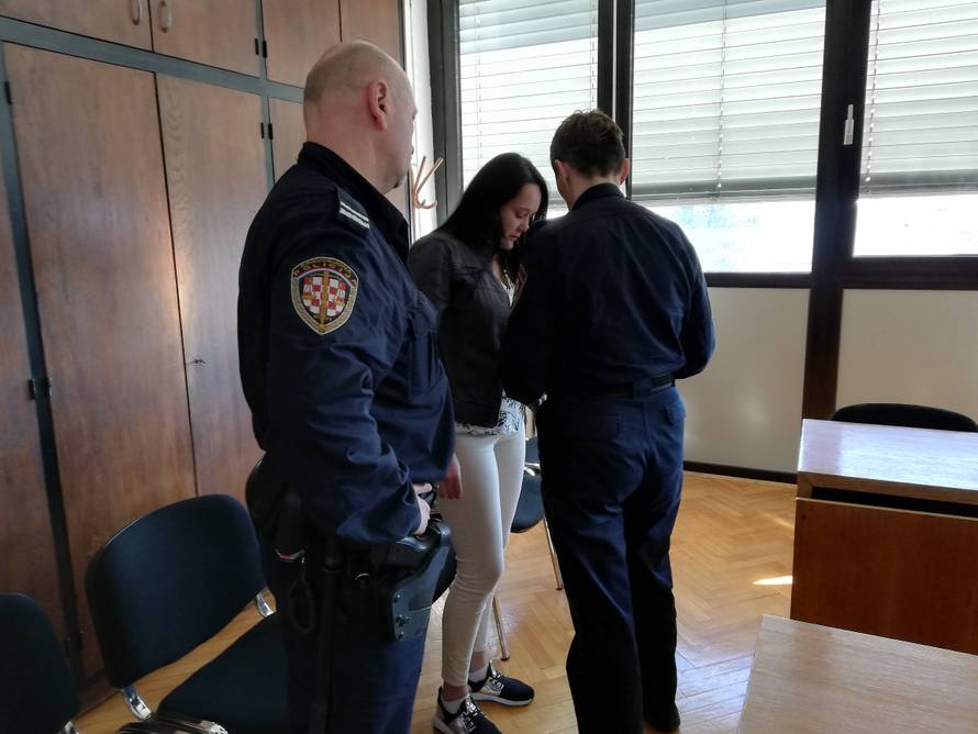 Osudili je na 10 godina: Zarila mužu nož u prsa dok je spavao