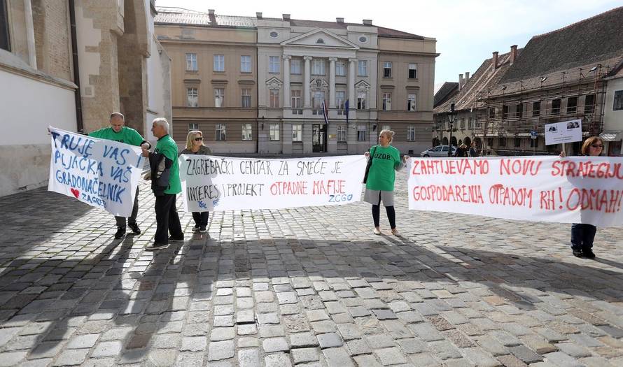 Zagreb: Performans "Hrvatska (EU) smetliÅ¡te za generacije" ispred Vlade RH