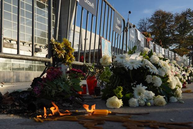 Novi Sad: Veliki broj građana od jutra dolazi odati počast poginulima u padu nadstrešnice