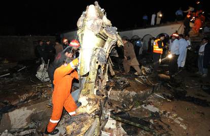 Zrakoplov u kojem je bilo 127 ljudi pao na kuće u Pakistanu