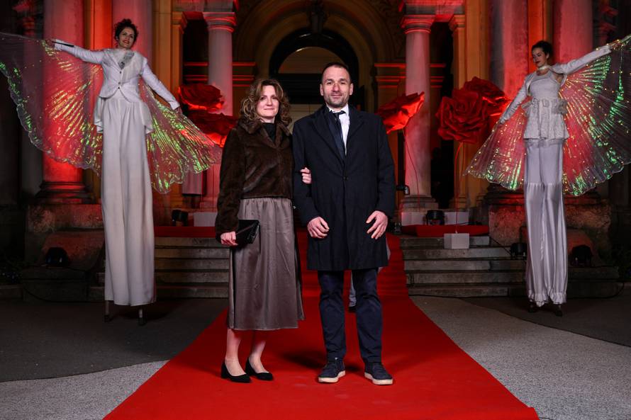 Zagreb: Dolazak uzvanika na dodjelu medijske nagrade "Večernjakova ruža" u Hrvatskom narodnom kazalištu