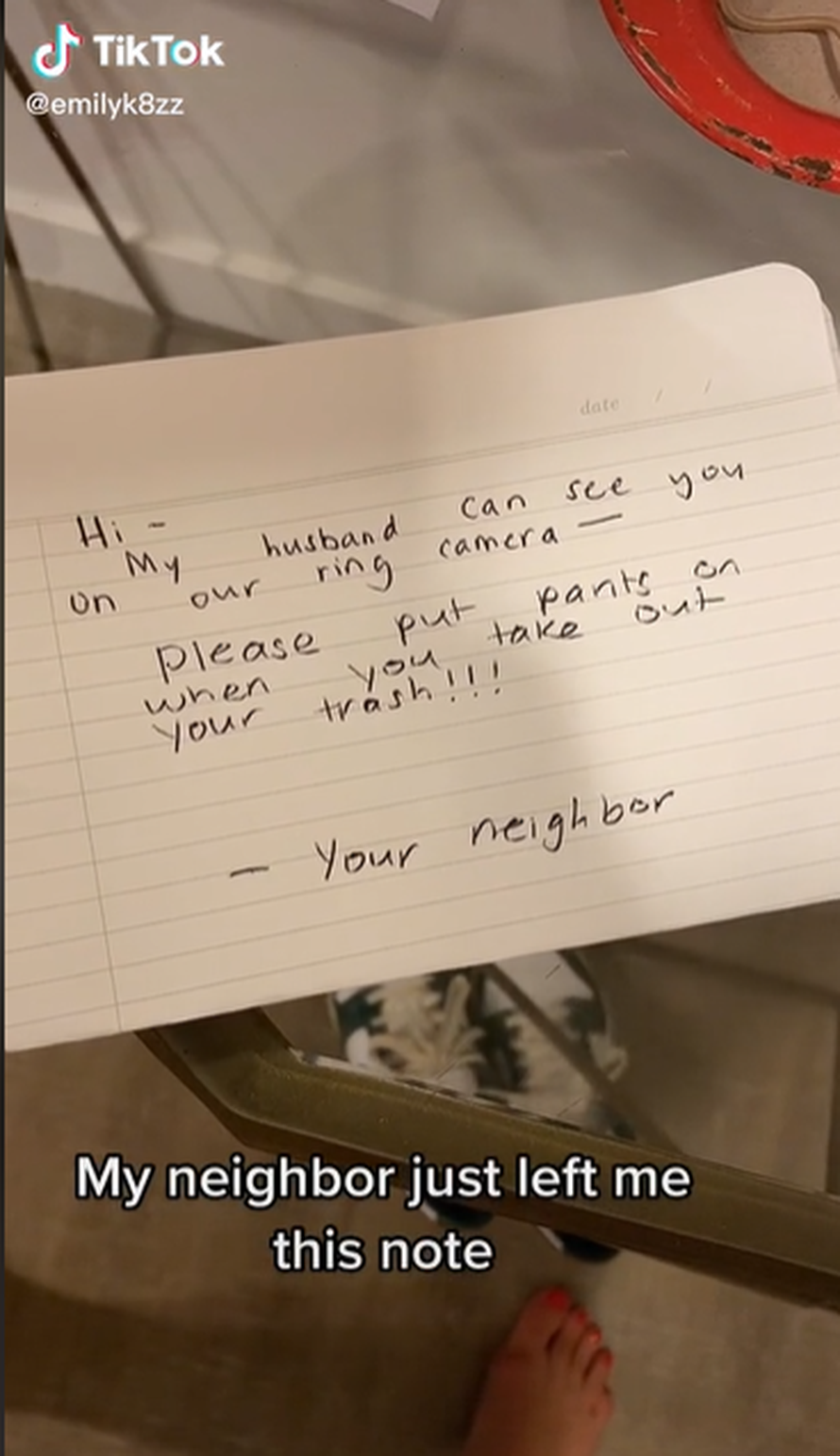 'Moj muž te vidi na kameri kako bacaš smeće u gaćicama. Odjeni hlače, hvala. Tvoja susjeda...'