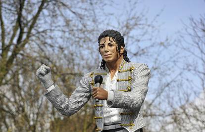 Kralj popa dobio je spomenik ispred stadiona u Londonu