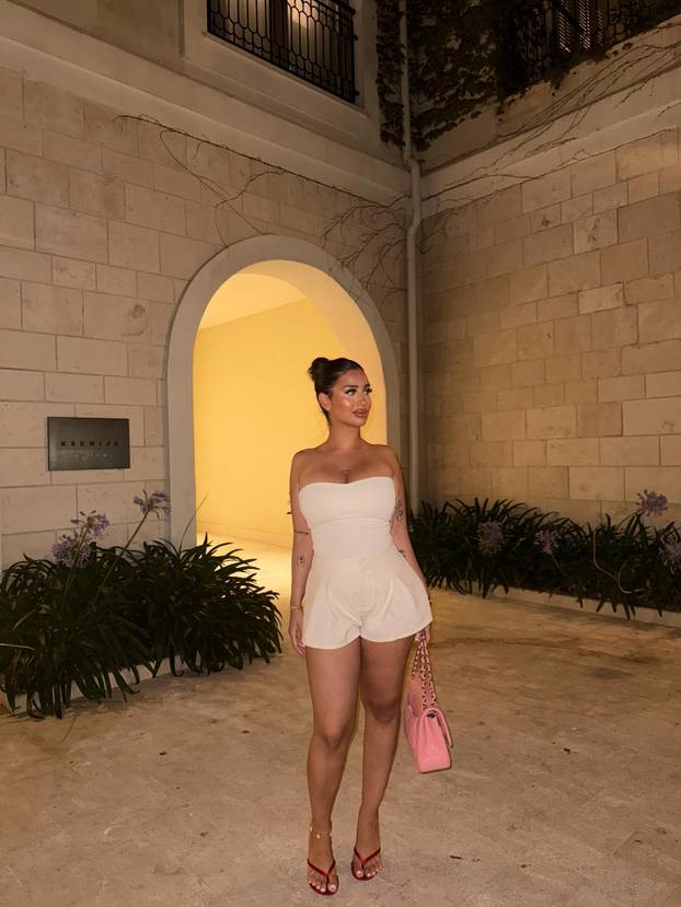 FOTO Zbog supruga je prešla na islam, a optužili su ju da zbog njene 'magije' on ne igra za BiH