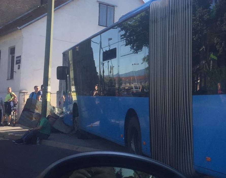 ZET-ov bus zabio se u ogradu: Četvero ljudi završilo u bolnici