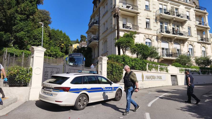 FOTO Divljaci u Opatiji bacali bengalke na prozore Slavenovih igrača! Razbili i staklo autobusa