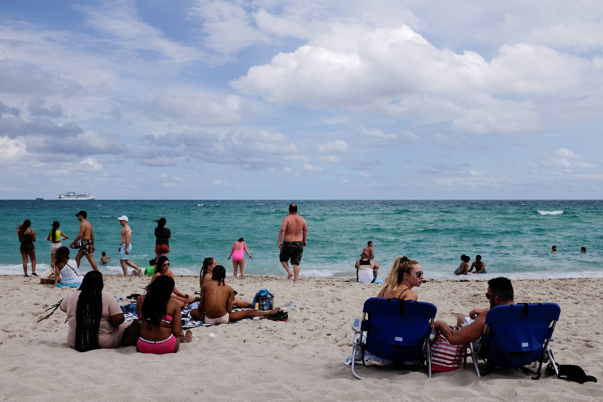 Despite COVID risks, spring breakers flock to South Florida