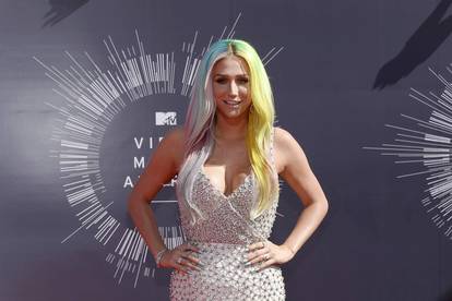 Kesha: Tjerao me da se opijam i drogiram, a htio me i silovati