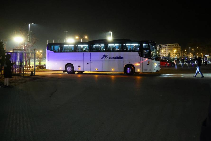 Zagreb: Navijači Dinama dočekali igrače ispred stadiona u Makisimiru nakon pobjede u derbiju protiv Hajduka