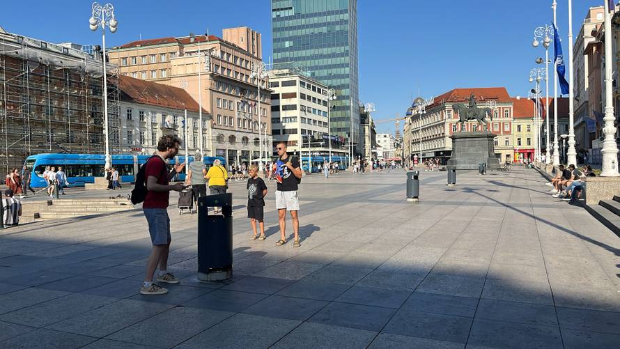 FOTO Muškarci klečali na Trgu: Molili za Thompsonov koncert  te da ne padne ni kap kiše!