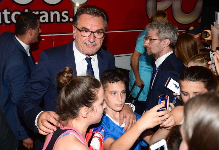 Tisuće ljudi dočekale 'vatrene'! Navijači skandirali Anti Čačiću