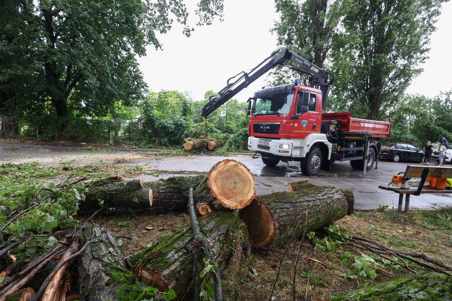 Nevrijeme pogodilo Zagreb, vjetar rušio drveća na automobile 