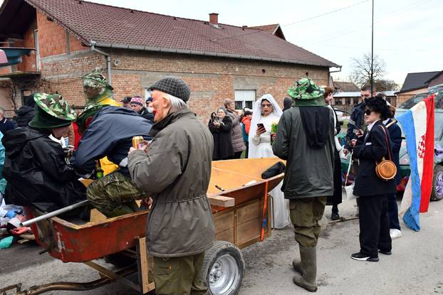Donja Bebrina: Urnebesni pokladni utorak u Donjoj Bebrini