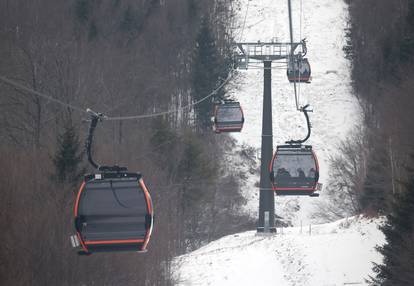 Svi žele na Sljeme! Za Žičaru opet dugi redovi, cesta se zbog gužve morala zatvoriti...