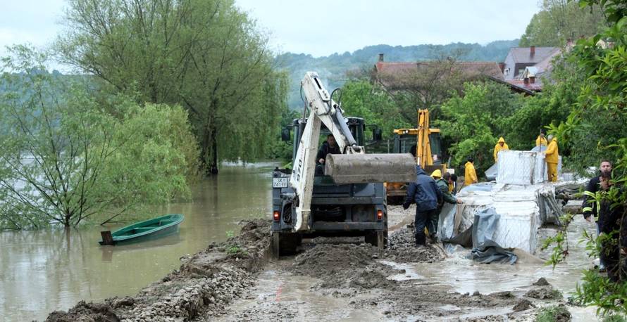 Hrvatska Kostajnica: Radnici Vodoprivrede postavljaju barijere kako bi sprijeÄili prodirnje Une