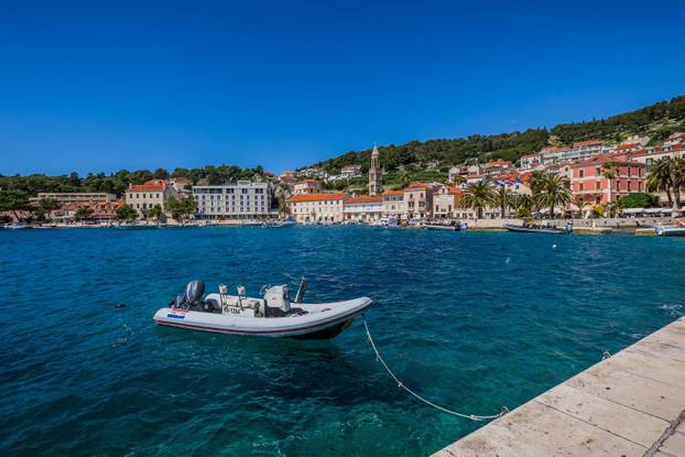 Sunčan dan na Hvaru 