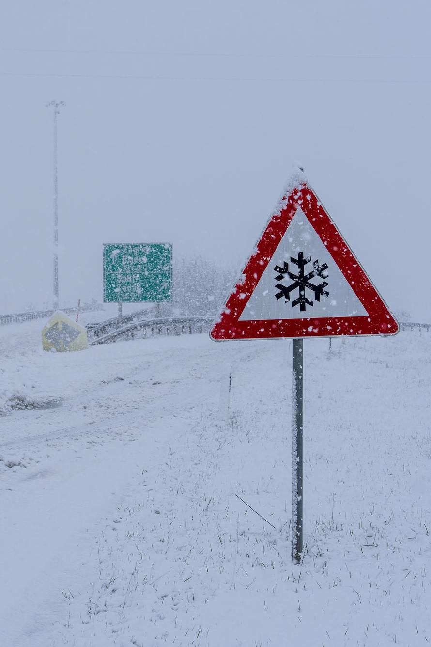 Zimski uvjeti na A1 između čvora Perušić i čvora Gospić