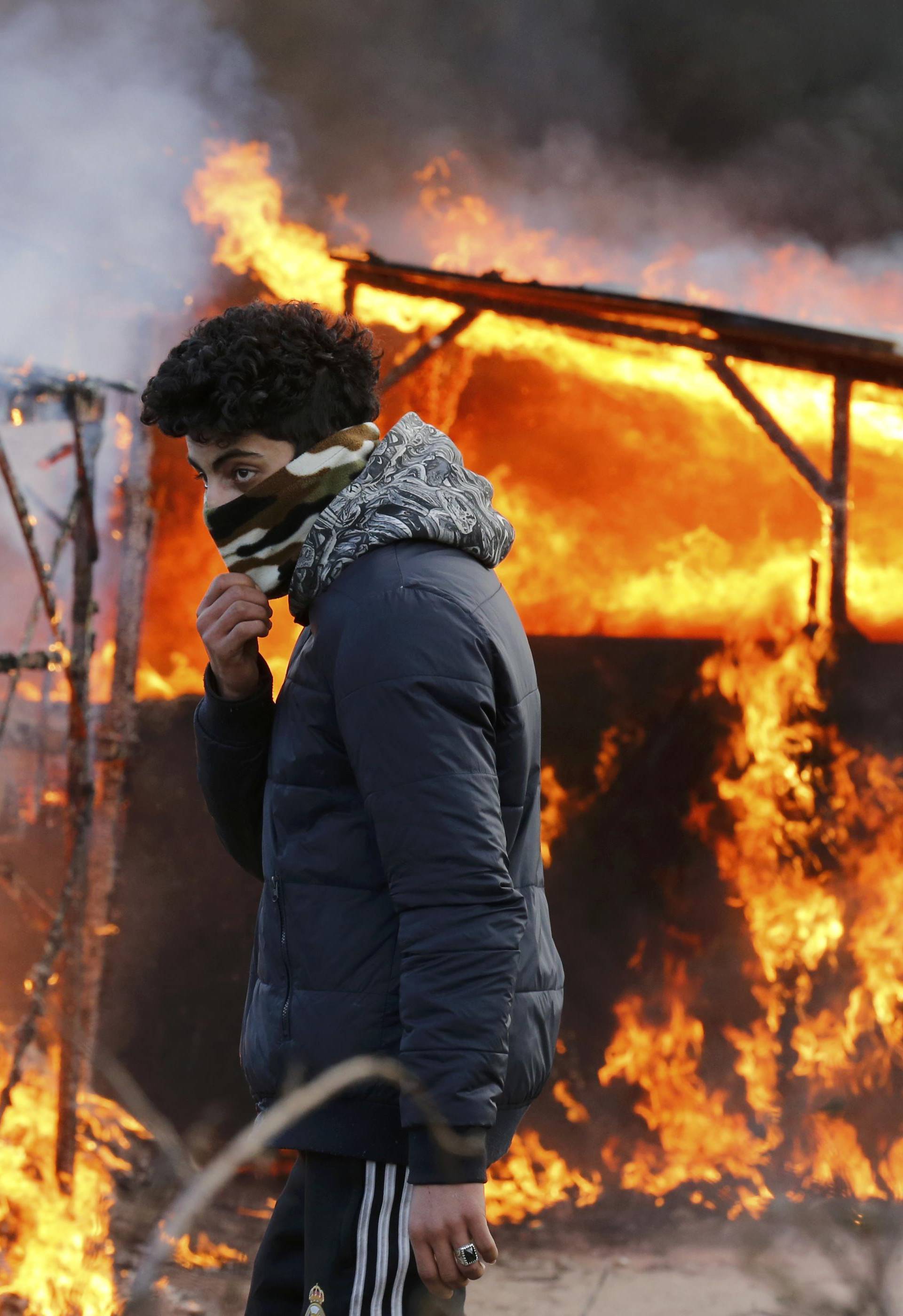 Kaotično u izbjegličkoj džungli: Kamp Calais nestaje u plamenu