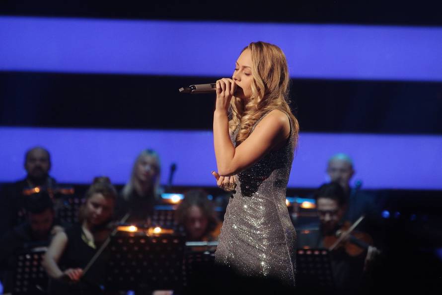 Mom dečku nije ugodno kad me gledaju, ali to ne utječe na nas