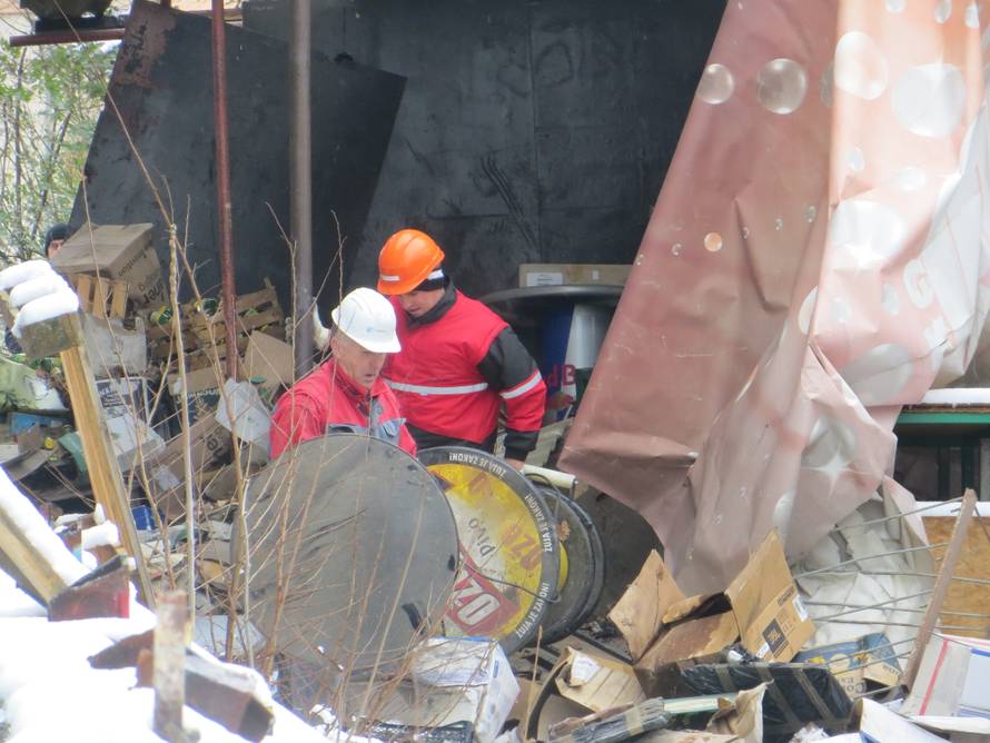 Doveli i zaštitare: Grad srušio binu na terasi kultne 'Jabuke'