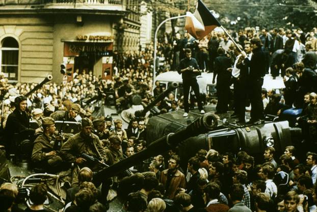 Prag 1968, Panzer blockiert